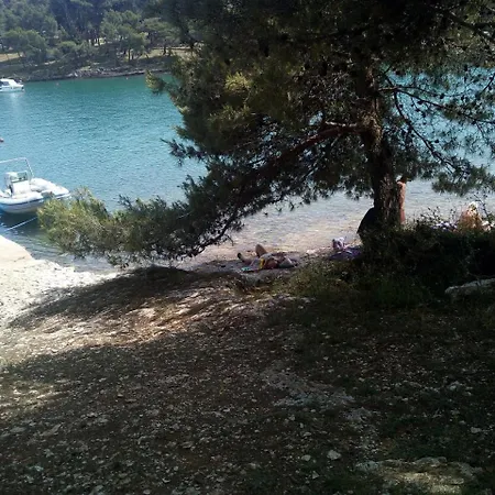 Mit Pool Auf Dem Meer In Veruda 4 Personen אתר קמפינג